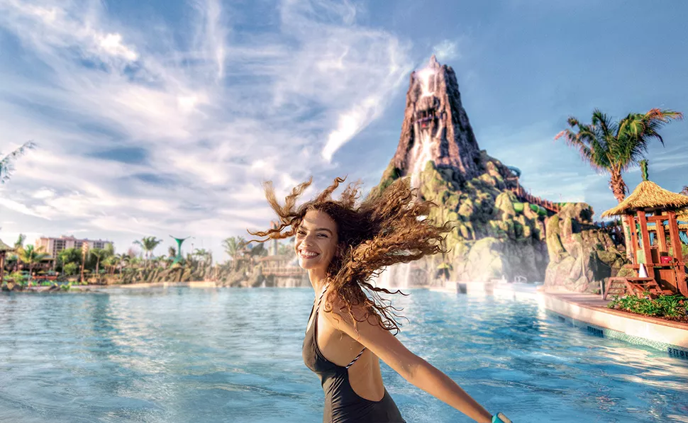 Frau im Pool im Volcano Bay 